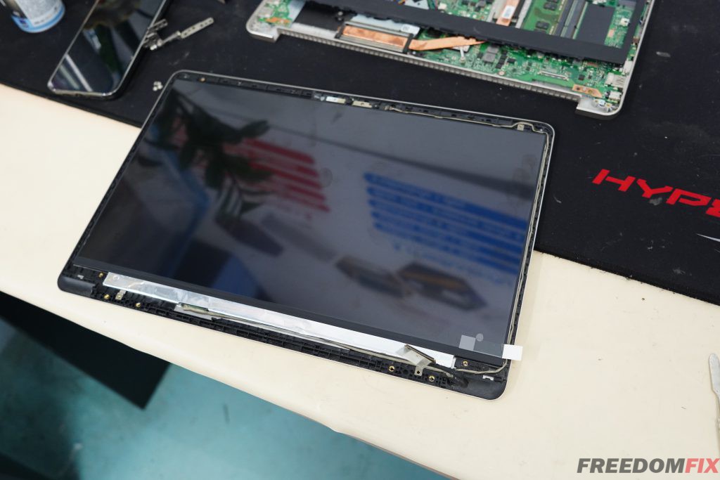 รับเปลี่ยนจอโน๊ตบุ๊ค ASUS S510U จอแตก จอร้าว จอเสีย จอสั่น จอเป็นสีชมพู จอเป็นเส้น LINE @FREEDOMFIX
