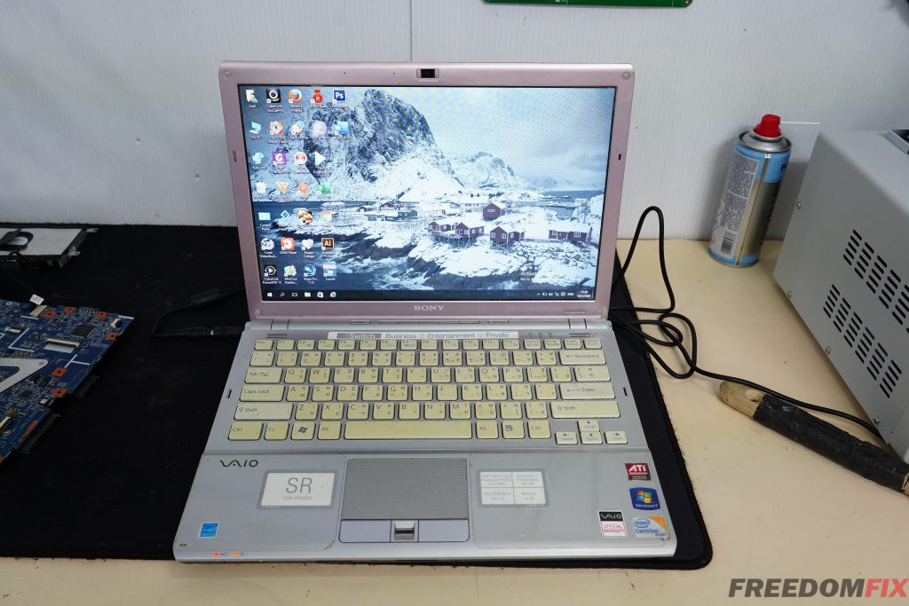 เปลี่ยนจอโน๊ตบุ๊ค SONY Vaio SR Series 13.3 นิ้ว จอแตก จอร้าว จอเสีย จอเป็นเส้น เปลี่ยนจอใหม่ ราคาถูก LINE @FREEDOMFIX