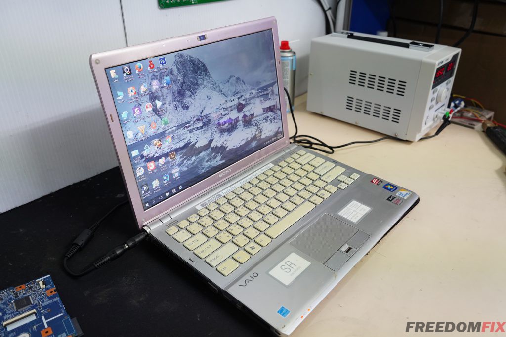 เปลี่ยนจอโน๊ตบุ๊ค SONY Vaio SR Series 13.3 นิ้ว จอแตก จอร้าว จอเสีย จอเป็นเส้น เปลี่ยนจอใหม่ ราคาถูก LINE @FREEDOMFIX