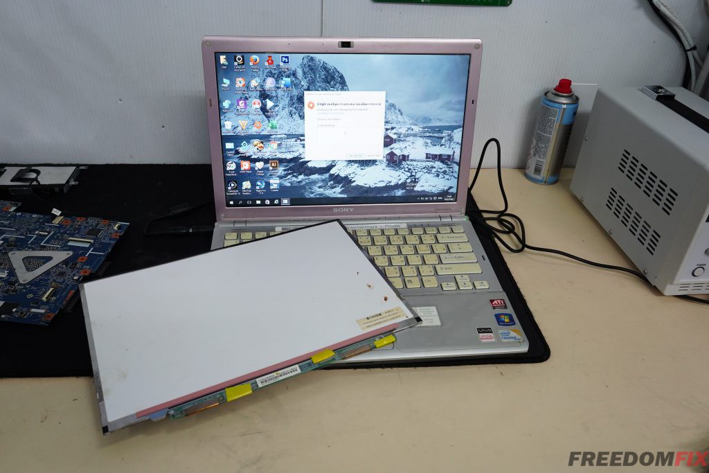 เปลี่ยนจอโน๊ตบุ๊ค SONY Vaio SR Series 13.3 นิ้ว จอแตก จอร้าว จอเสีย จอเป็นเส้น เปลี่ยนจอใหม่ ราคาถูก LINE @FREEDOMFIX