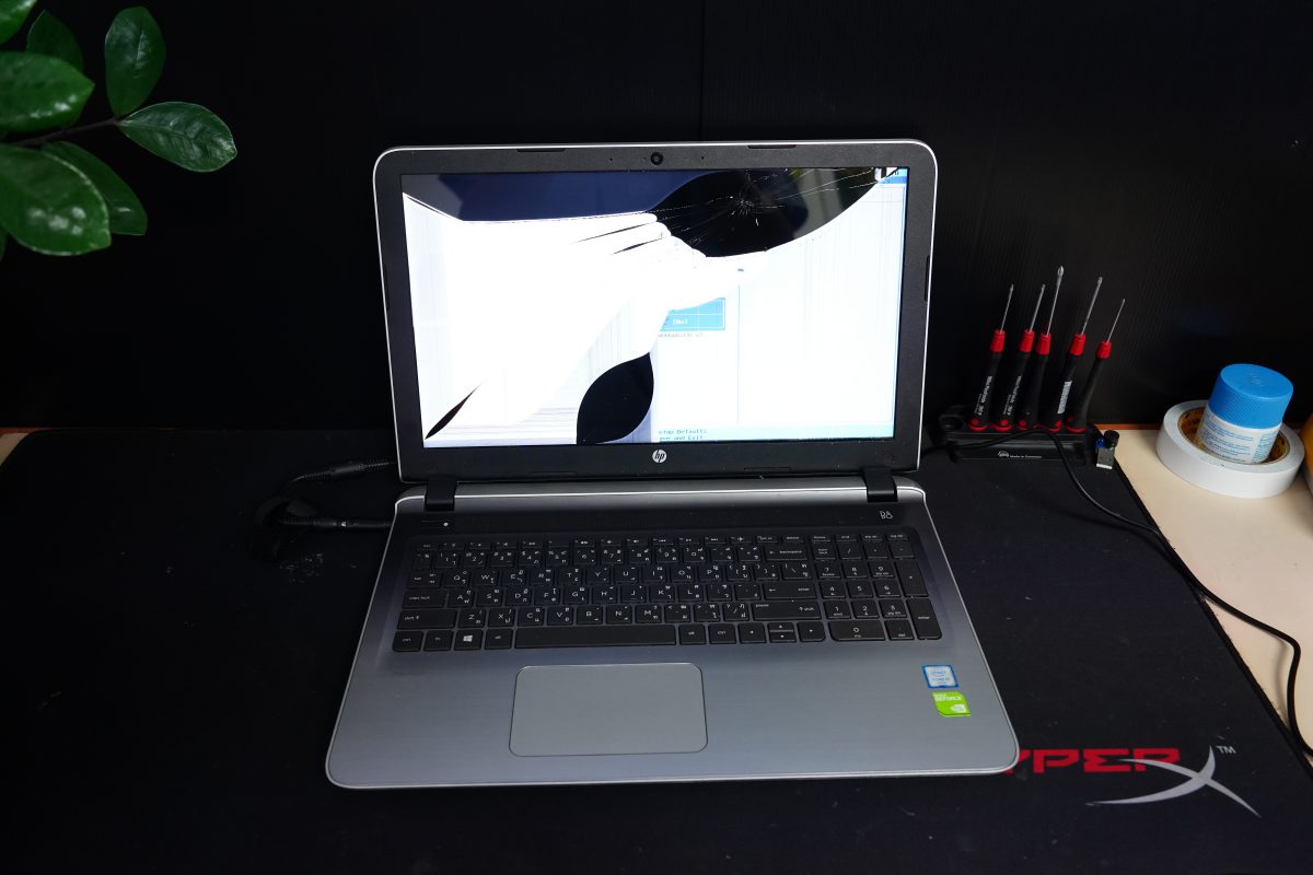 รับเปลี่ยนจอโน๊ตบุ๊ค HP 15-ab207tx จอแตก จอร้าว จอเสีย จอเป็นเส้น จอสีเพี้ยน LINE @FREEDOMFIX