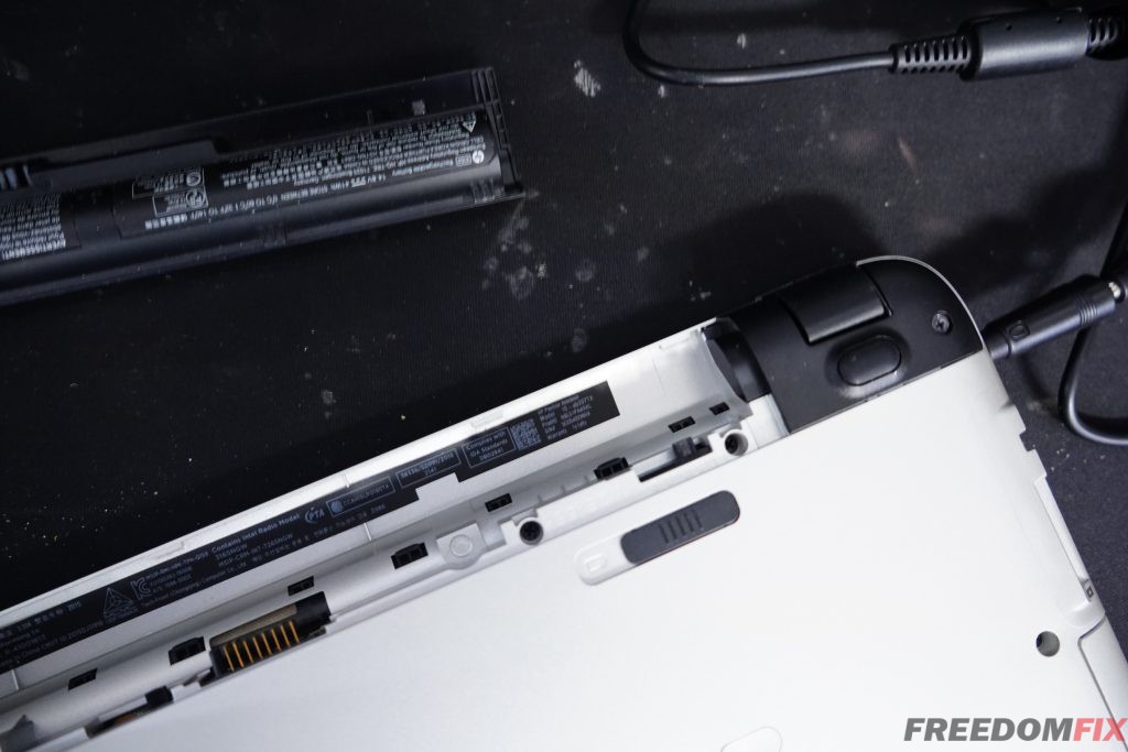 รับเปลี่ยนจอโน๊ตบุ๊ค HP 15-ab207tx จอแตก จอร้าว จอเสีย จอเป็นเส้น จอสีเพี้ยน LINE @FREEDOMFIX